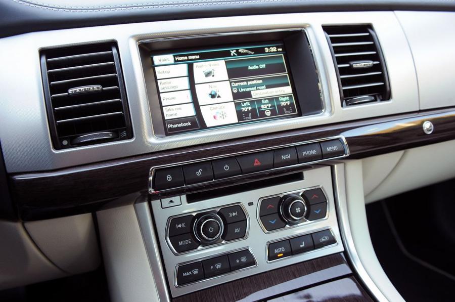  Jaguar XF Supercharged 2012 года  (фото 19 из 65)